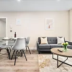 New Luxury Two Bedroom Apartment - City Centre - Netflix - Wifi - Top Rated - Jq 8Ah