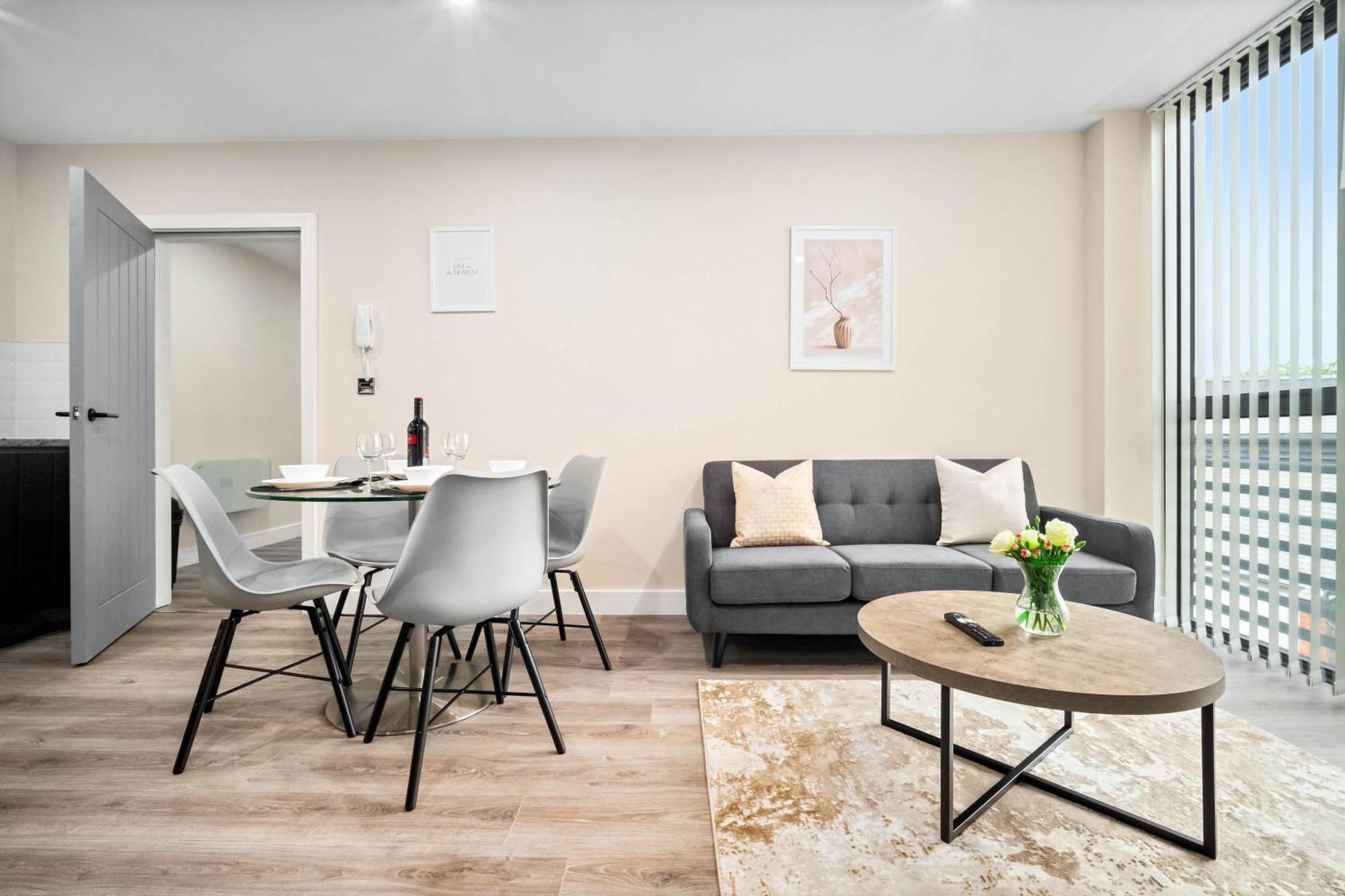 New Luxury Two Bedroom - Centre - Netflix - Wifi - Rated - Jq 8ah Apartment