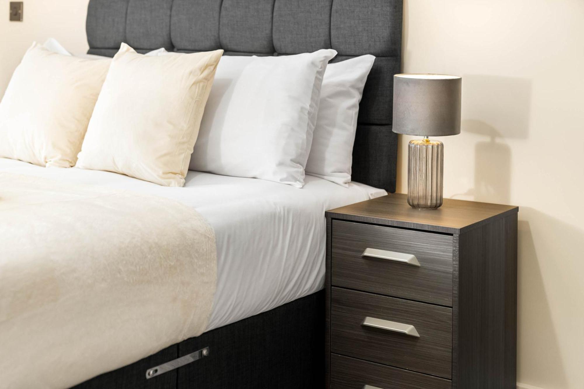 New Luxury Two Bedroom - Centre - Netflix - Wifi - Rated - Jq 8ah Apartment