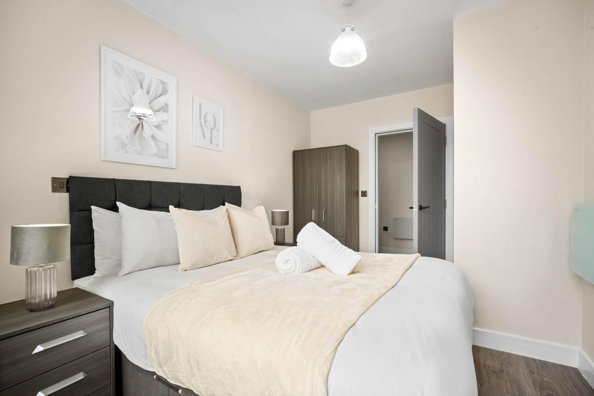 New Luxury Two Bedroom - Centre - Netflix - Wifi - Rated - Jq 8ah Apartment
