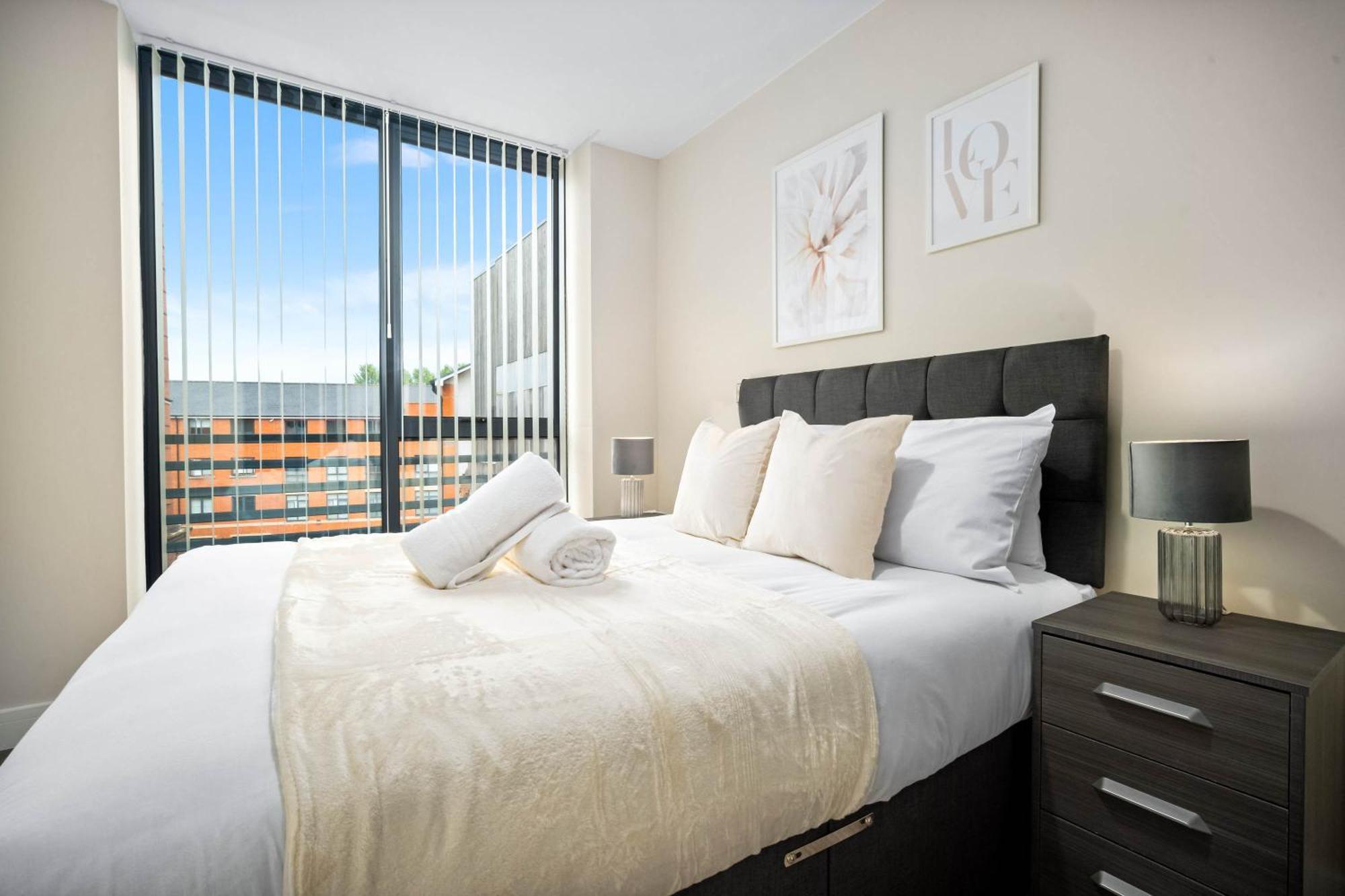 New Luxury Two Bedroom - Centre - Netflix - Wifi - Rated - Jq 8ah Apartment *