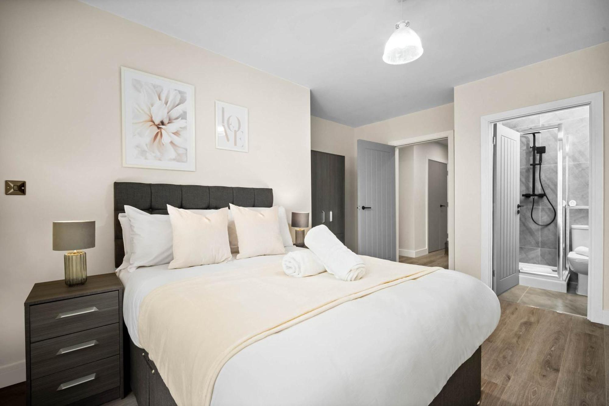 New Luxury Two Bedroom - Centre - Netflix - Wifi - Rated - Jq 8ah Apartment *