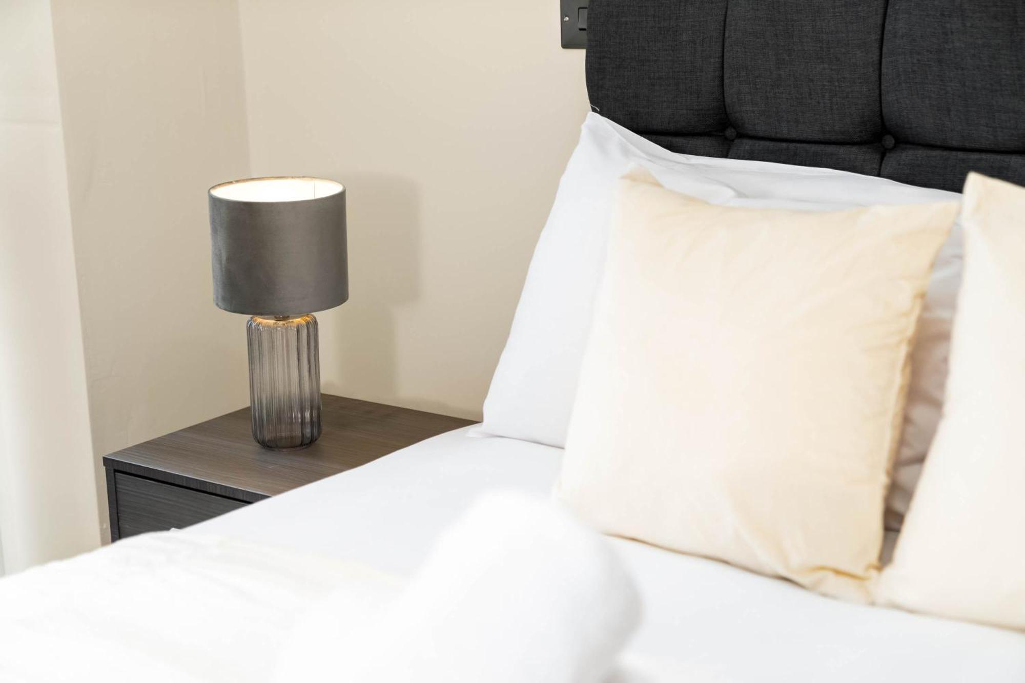 New Luxury Two Bedroom - Centre - Netflix - Wifi - Rated - Jq 8ah